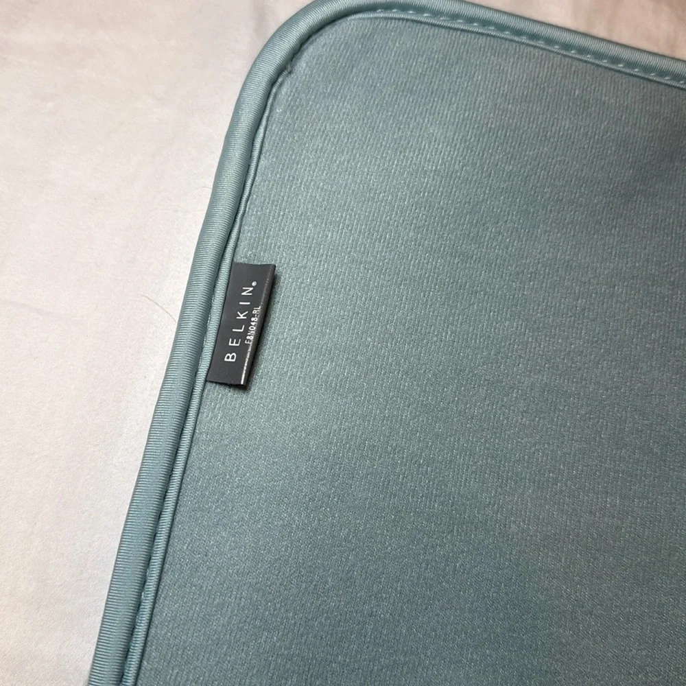 Belkin Neoprene Brown and Blue Laptop Zipper Case Fits 15in Laptops EUC